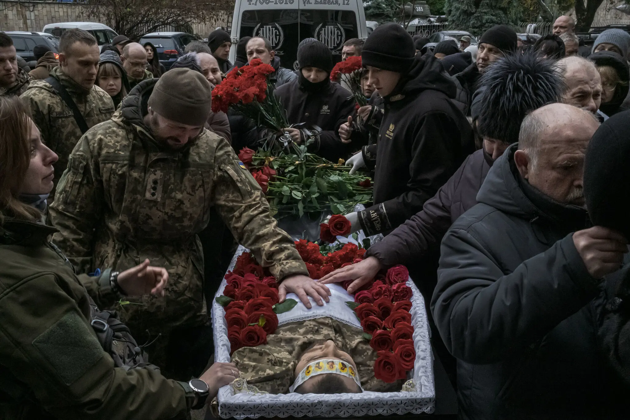 Рідні, друзі та товариші оплакують тіло українського солдата на похоронах в Одесі, на півдні України, цього місяця.